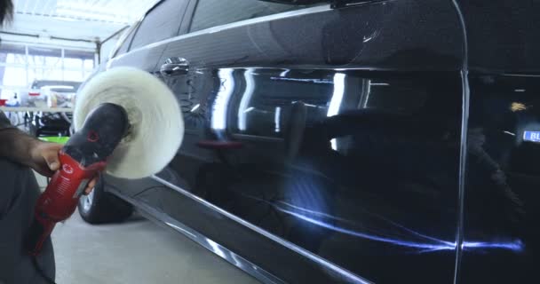 Mitarbeiter Ist Ein Profi Der Ein Schwarzes Auto Poliert Autos — Stockvideo