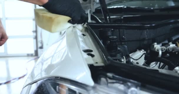 Werknemer Een Professional Die Een Zwarte Auto Poliert Reparaties Auto — Stockvideo