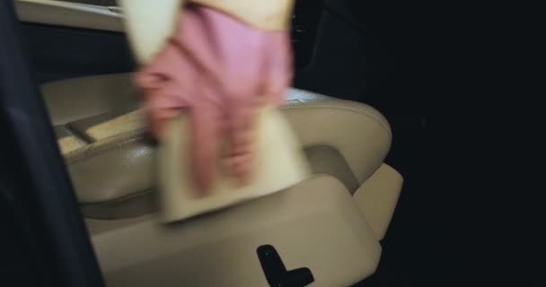 Химчистка Черных Ковриков Автомобилей Пылесос Удаляет Грязь Розовые Резиновые Перчатки — стоковое видео