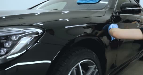 Droge Reiniging Van Zwarte Matten Voor Auto Stofzuiger Verwijdert Vuil — Stockvideo