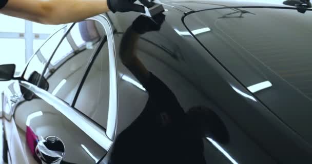 汽车黑色垫子的干洗 吸尘器去除污垢 粉红色橡胶手套 汽车陶瓷工人在车窗上涂上一层陶瓷 保护雨罩 概念来自 纳米保护 不同的配件 — 图库视频影像