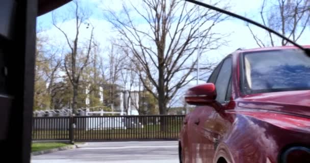 Nach Einer Autowäsche Überprüfen Professionelle Arbeiter Das Auto Auf Kratzer — Stockvideo