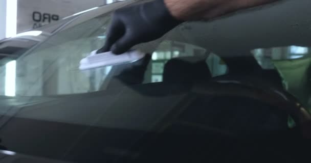 专业工人在洗车后检查汽车是否有划痕 然后在红色汽车上擦亮和清洗 手动洗车 — 图库视频影像