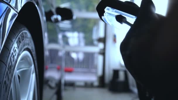 서비스 스테이션에 페인트 페인트 분무기 자동차 디스크에 마스터 파우더 컬러링을 — 비디오