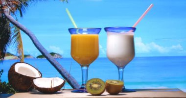 Kumlu plajda Hindistan cevizi içeceği, sahilde yaz tatili, Hindistan cevizi içecek dinlenmek tatil plaj kum okyanus.