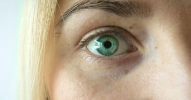 Laboratuar çalışması, Doktor bir pipet tutan, bir tıbbi maske ve gözlük, mavi kauçuk eldiven bir test tüpü bir test alır, analiz, kan, DNA, bir test tüp tutucu.
