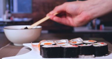 Somon, yılan balığı, ton balığı, avokado, kraliyet karidesi, Philadelphia krem peyniri, havyar tobika, chuka. Suşi menüsü. Japon yemeği..
