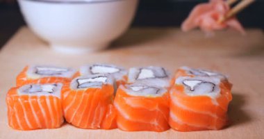 Somon, yılan balığı, ton balığı, avokado, kraliyet karidesi, Philadelphia krem peyniri, havyar tobika, chuka. Suşi menüsü. Japon yemeği..