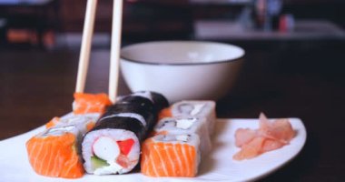 Somon, yılan balığı, ton balığı, avokado, kraliyet karidesi, Philadelphia krem peyniri, havyar tobika, chuka. Suşi menüsü. Japon yemeği..