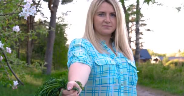 Femme Agricultrice Travaillant Dans Jardin Tenant Dans Ses Mains Une — Video