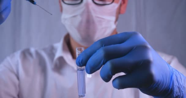 Лабораторная Работа Доктор Держит Пипетку Медицинской Маске Очках Проходит Тест — стоковое видео