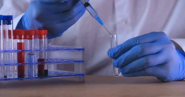 Лабораторних Робіт Лікар Тримає Pipette Медичній Масці Окулярах Приймає Тест — стокове відео