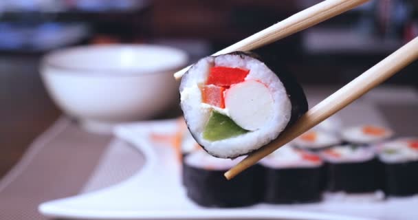 Szivárvány Sushi Tekercs Lazaccal Angolnával Tonhallal Avokádóval Királyi Garnélával Krémsajttal — Stock videók