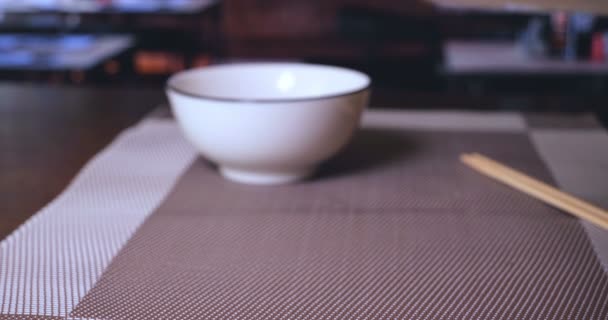 Sushi Arcobaleno Rotolo Con Salmone Anguilla Tonno Avocado Gambero Reale — Video Stock