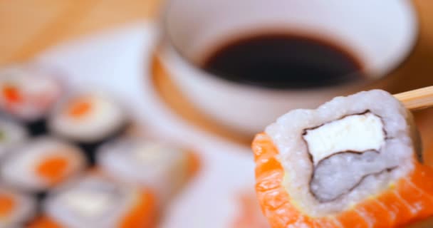 Rainbow Sushi Roll Com Salmão Enguia Atum Abacate Camarão Real — Vídeo de Stock