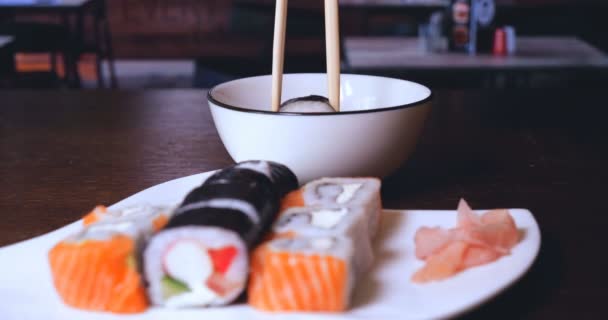 Szivárvány Sushi Tekercs Lazaccal Angolnával Tonhallal Avokádóval Királyi Garnélával Krémsajttal — Stock videók