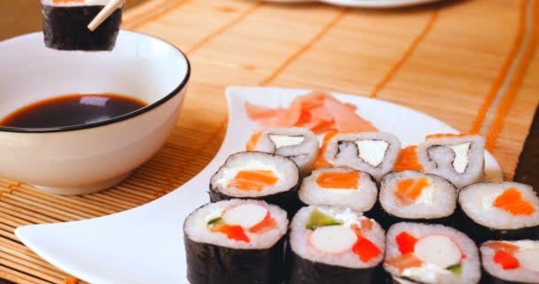 Rainbow Sushi Roll Mit Lachs Aal Thunfisch Avocado Royal Garnelen — Stockvideo
