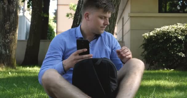 Człowiek Pomocą Komputera Typu Tablet Pod Drzewem Parku Obok Wody — Wideo stockowe