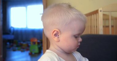 TV 'de bir çocuk ile genç bir baba, birbirlerine sevgi dolu el tutan karikatür izlerken, mutlu atlama oynuyor. Baba sarılıyor ve öpücük oğul.