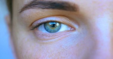 Genç bir hemşire, bir stetoskop kullanarak bir çocuğun akciğerleri dinler, daha sonra hastanın kulaklarını ve sıcaklığını kontrol eder, sonra maskesini kaldırır ve ön cihazları kontrol eder, hastanede, poliklinikte (evde) Doktor, hızla.