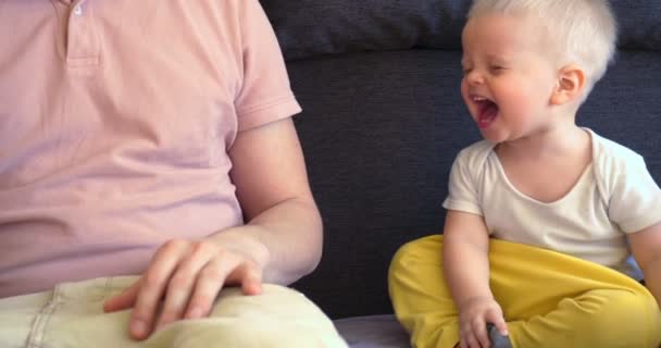 Joven Padre Con Hijo Televisión Está Jugando Saltar Feliz Viendo — Vídeo de stock