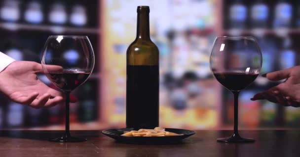 Sur Table Verre Cristal Une Bouteille Vin Rouge Fromage Dans — Video