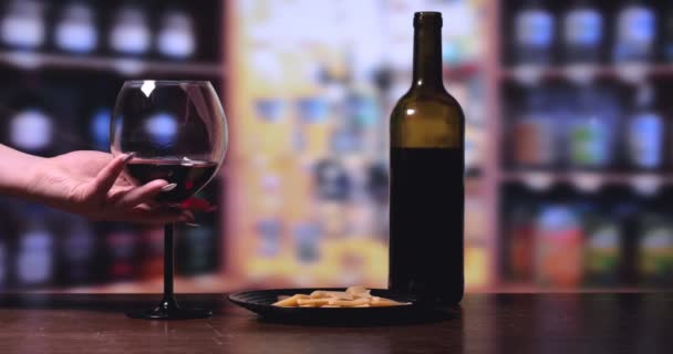 Sur Table Verre Cristal Une Bouteille Vin Rouge Fromage Dans — Video