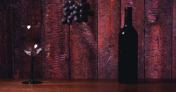 テーブルの上に水晶ガラス 赤ワインのボトル 黒いプレートにチーズ バーカウンターの背景 — ストック動画