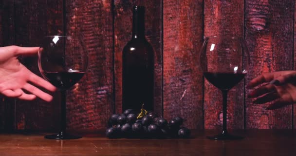 テーブルの上に水晶ガラス 赤ワインのボトル 黒いプレートにチーズ バーカウンターの背景 — ストック動画
