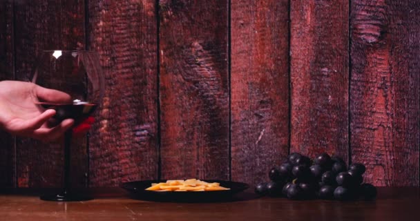 Auf Dem Tisch Steht Ein Kristallglas Eine Flasche Rotwein Käse — Stockvideo