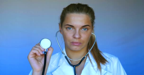 Una Enfermera Joven Escucha Los Pulmones Niño Usando Estetoscopio Luego — Vídeo de stock