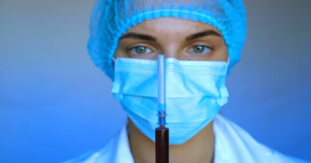 Una Enfermera Joven Escucha Los Pulmones Niño Usando Estetoscopio Luego — Vídeos de Stock