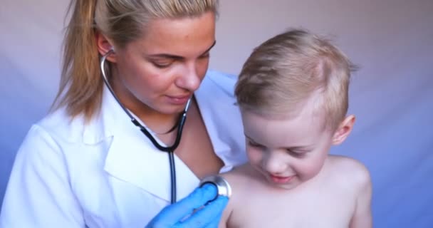 Una Enfermera Joven Escucha Los Pulmones Niño Usando Estetoscopio Luego — Vídeo de stock