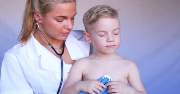 Asistentă Tânără Ascultă Plămânii Unui Copil Folosind Stetoscop Apoi Verifică — Videoclip de stoc