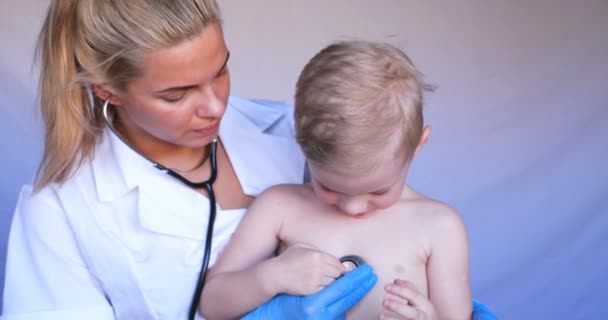 Młoda Pielęgniarka Słucha Płuc Dziecka Pomocą Stetoskop Następnie Sprawdza Pacjenta — Wideo stockowe