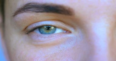 Genç bir hemşire, bir stetoskop kullanarak bir çocuğun akciğerleri dinler, daha sonra hastanın kulaklarını ve sıcaklığını kontrol eder, sonra maskesini kaldırır ve ön cihazları kontrol eder, hastanede, poliklinikte (evde) Doktor, hızla.