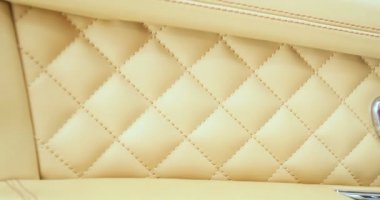 Yakından gösterilen araç iç farklı parçaları vardır. Konsept: araba garaj, cam asansörler, direksiyon parçası, Kuru Temizleme sonrası, kesinlikle yeni, yeni nesil araba.