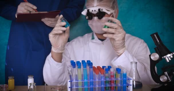 Alchemist Houdt Kolven Tests Van Reageerbuisjes Met Een Test Van — Stockvideo