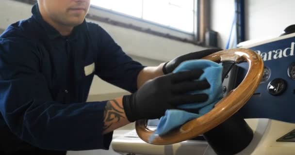 Jovem Cara Profissional Bonito Masculino Limpador Lava Iate Após Polimento — Vídeo de Stock