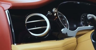 Yakından gösterilen araç iç farklı parçaları vardır. Konsept: araba garaj, cam asansörler, direksiyon parçası, Kuru Temizleme sonrası, kesinlikle yeni, yeni nesil araba.