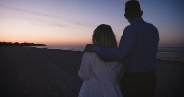 Romantik Çift bir sahilde rahatlatır, yangın kahve yapma. Ve yaşamın keyfini, denizin üzerinde gün batımı hayran. Sahil için inanılmaz seyahat. Arka ışık, Çift yaz tatili gün batımı deniz restoranda şarap içme.