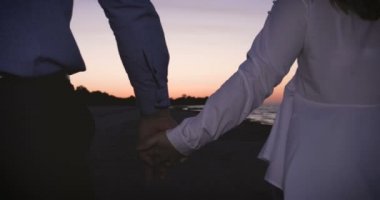 Romantik Çift bir sahilde rahatlatır, yangın kahve yapma. Ve yaşamın keyfini, denizin üzerinde gün batımı hayran. Sahil için inanılmaz seyahat. Arka ışık, Çift yaz tatili gün batımı deniz restoranda şarap içme.