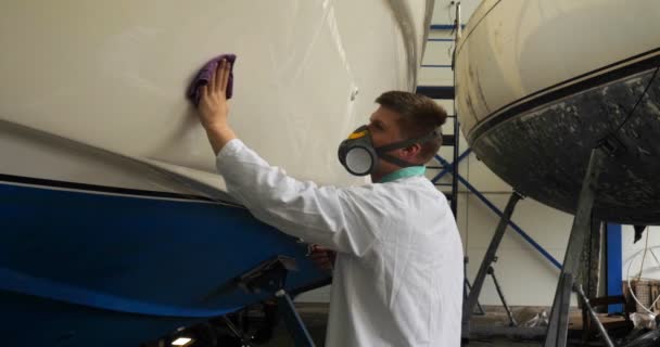 年轻英俊的专业男子 清洁剂 清洗游艇抛光和衬里在游艇上的陶瓷 游艇技师使用化学喷雾 清洁剂从污垢清洗螺旋桨 概念来自 新技术 — 图库视频影像