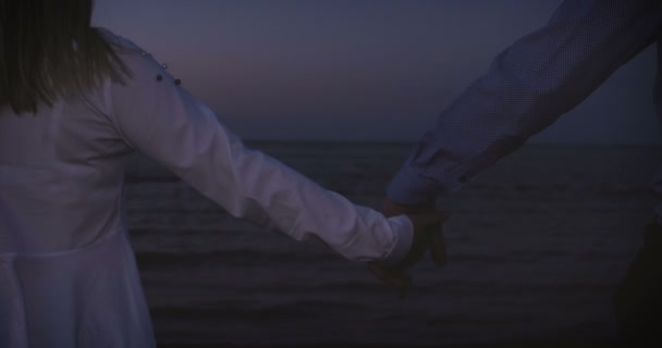 Ρομαντικό Ζευγάρι Χαλαρώνει Μια Παραλία Κάνοντας Τον Καφέ Καίγεται Και — Αρχείο Βίντεο