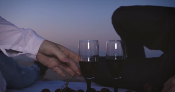 浪漫的情侣在海滩上放松 在火煮咖啡 享受生活 欣赏大海上的日落 去海边的旅行非常惊人 一对在暑假喝葡萄酒在海边的餐厅在日落 — 图库视频影像