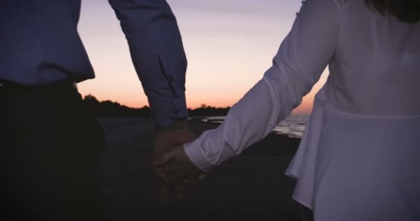 Ρομαντικό Ζευγάρι Χαλαρώνει Μια Παραλία Κάνοντας Τον Καφέ Καίγεται Και — Αρχείο Βίντεο