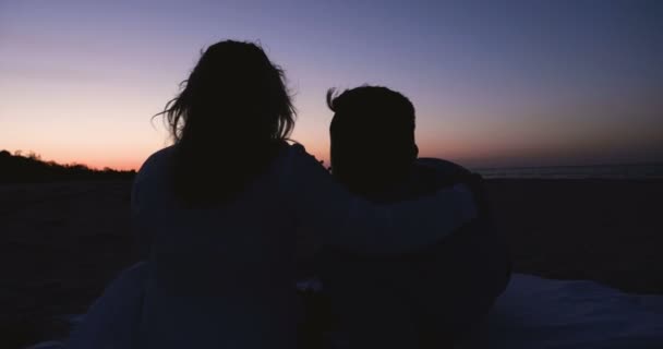 浪漫的情侣在海滩上放松 在火煮咖啡 享受生活 欣赏大海上的日落 去海边的旅行非常惊人 一对在暑假喝葡萄酒在海边的餐厅在日落 — 图库视频影像