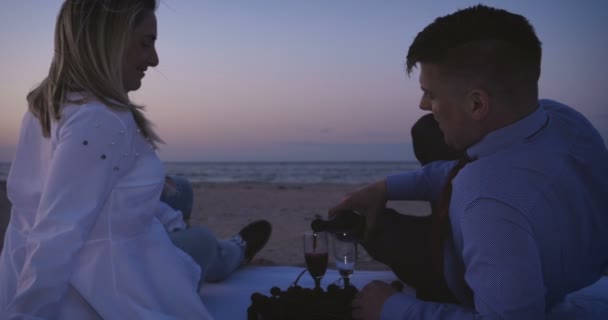 Par Romântico Relaxa Uma Praia Fazendo Café Fogo Desfrutando Vida — Vídeo de Stock