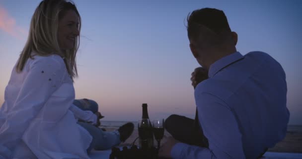 Pareja Romántica Relaja Una Playa Haciendo Café Llamas Disfrutando Vida — Vídeo de stock