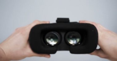 Adam (Man) veya kız (kadın) elbiseler ve çok yakından gözlük oyun (film) gösteren ile sanal gözlük görünüyor. Kavramı: Vitrual dünya, 3D, gelecek Oyunlar, Underworld.